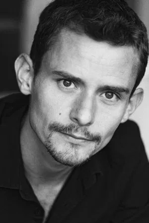 Бенжамен Боллен в роли Эдриан